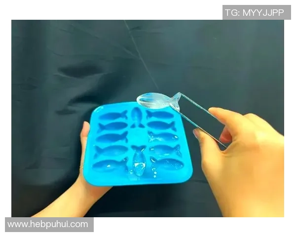 创意足球冰块模具让你的派对更添乐趣与清凉体验